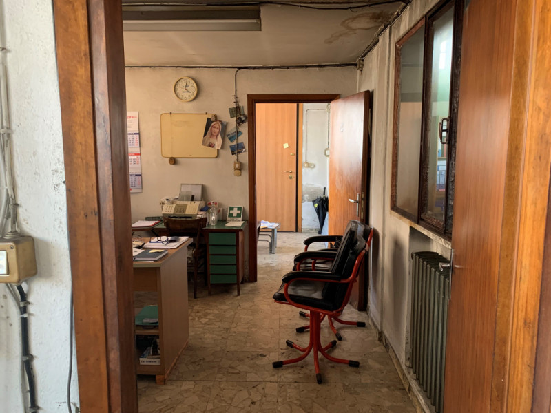 SANT'AGOSTINO comodo allo svincolo della tangenziale, proponiamo in vendita capannone degli anni ...