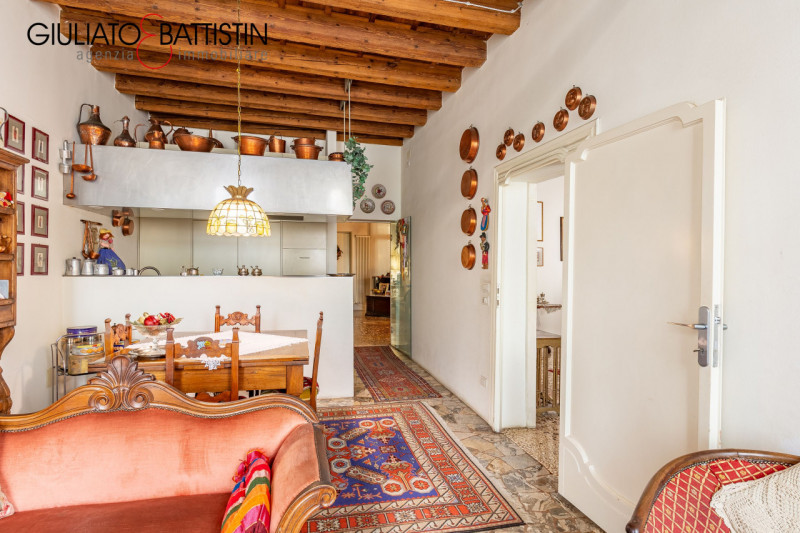 VICENZA: in Corso Palladio, su palazzo storico di pregio, proponiamo in vendita un PIANO NOBILE d...