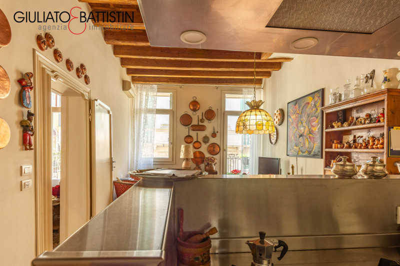 VICENZA: in Corso Palladio, su palazzo storico di pregio, proponiamo in vendita un PIANO NOBILE d...