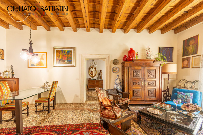 VICENZA: in Corso Palladio, su palazzo storico di pregio, proponiamo in vendita un PIANO NOBILE d...