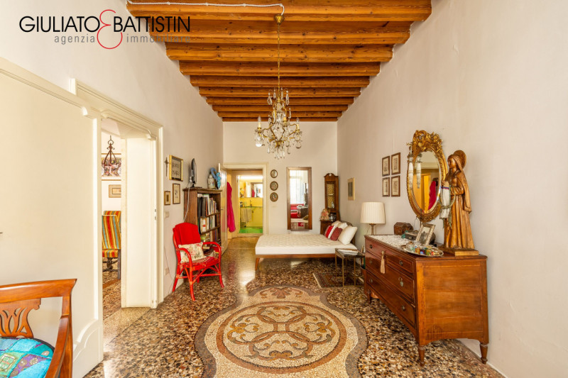 VICENZA: in Corso Palladio, su palazzo storico di pregio, proponiamo in vendita un PIANO NOBILE d...