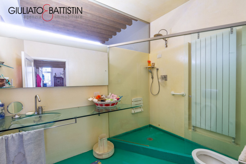 VICENZA: in Corso Palladio, su palazzo storico di pregio, proponiamo in vendita un PIANO NOBILE d...