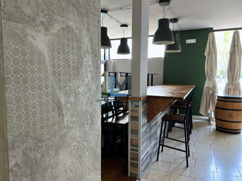 Proponiamo a Montebelluna, in centralissimo complesso residenziale, commerciale e direzionale, am...