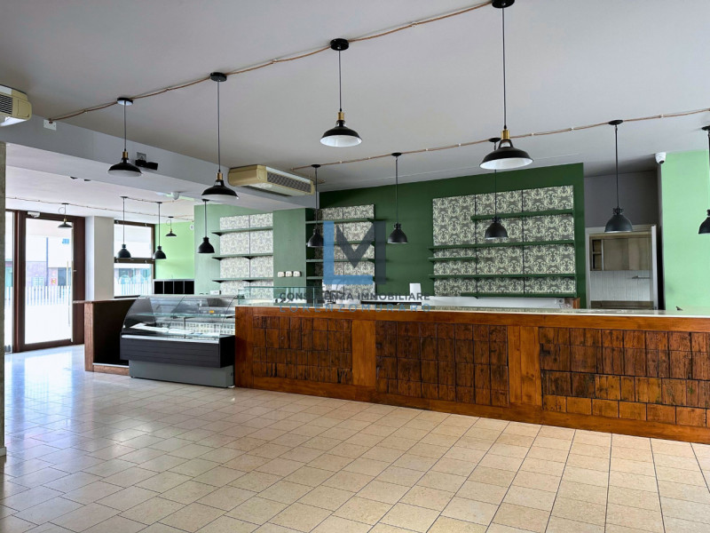 Proponiamo a Montebelluna, in centralissimo complesso residenziale, commerciale e direzionale, am...