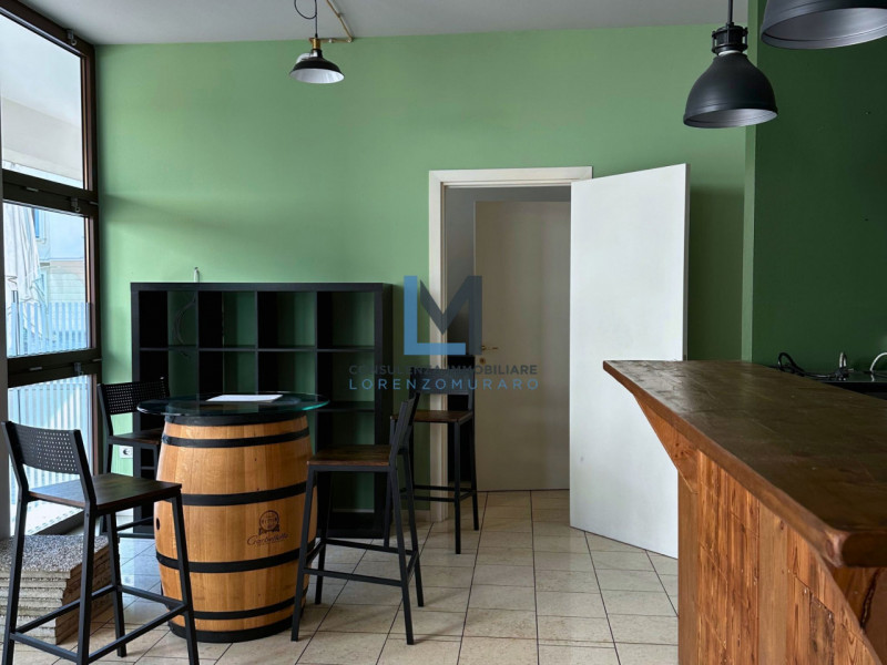 Proponiamo a Montebelluna, in centralissimo complesso residenziale, commerciale e direzionale, am...