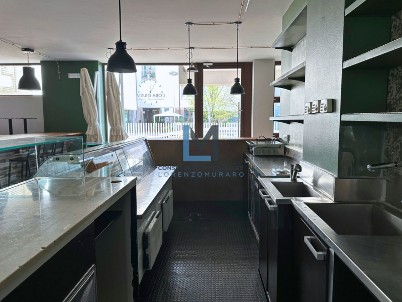 Proponiamo a Montebelluna, in centralissimo complesso residenziale, commerciale e direzionale, am...