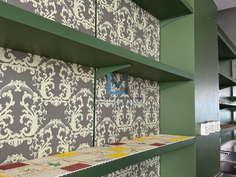 Proponiamo a Montebelluna, in centralissimo complesso residenziale, commerciale e direzionale, am...