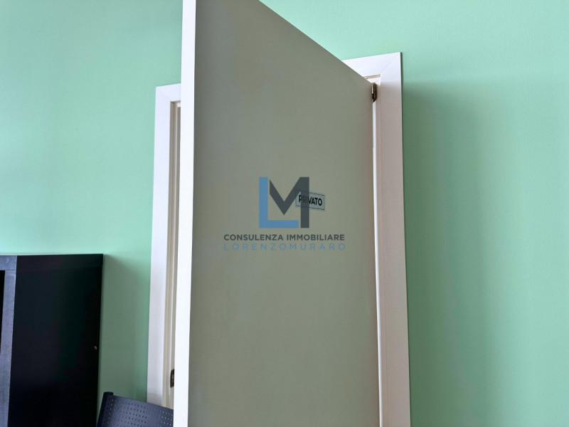 Proponiamo a Montebelluna, in centralissimo complesso residenziale, commerciale e direzionale, am...