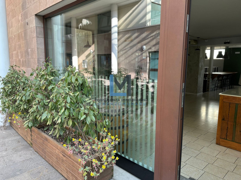 Proponiamo a Montebelluna, in centralissimo complesso residenziale, commerciale e direzionale, am...