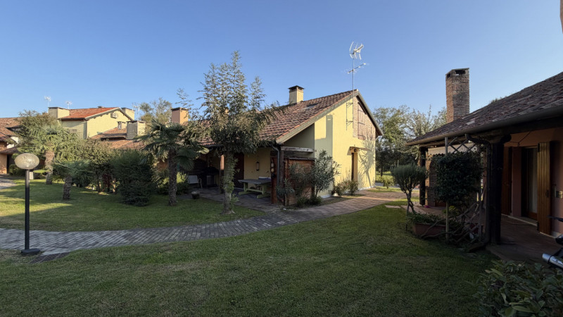 Casa a schiera di testa in vendita a Porto Levante, immersa nell’elegante contesto di un residenc...