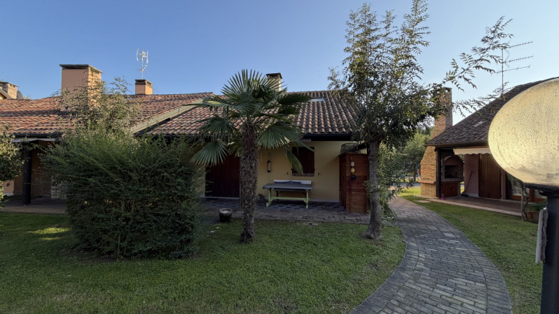 Casa a schiera di testa in vendita a Porto Levante, immersa nell’elegante contesto di un residenc...