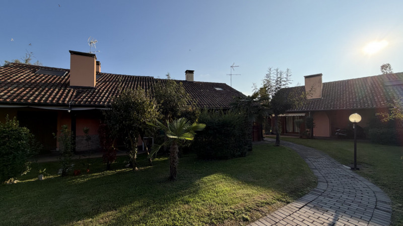 Casa a schiera di testa in vendita a Porto Levante, immersa nell’elegante contesto di un residenc...