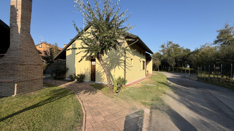 Casa a schiera di testa in vendita a Porto Levante, immersa nell’elegante contesto di un residenc...