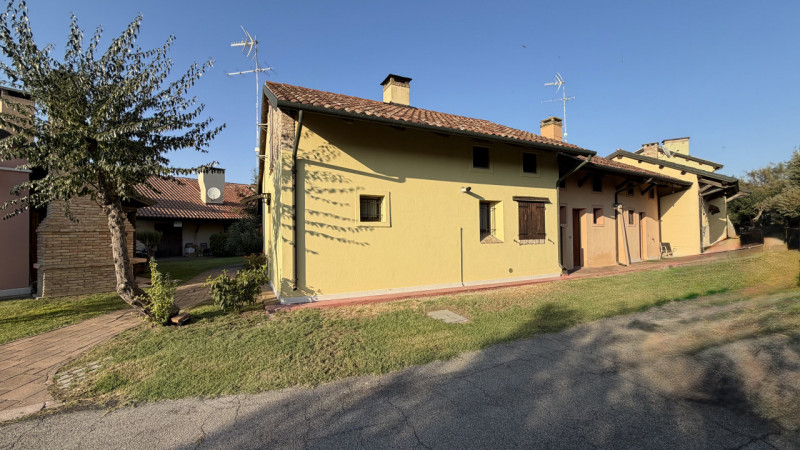Casa a schiera di testa in vendita a Porto Levante, immersa nell’elegante contesto di un residenc...