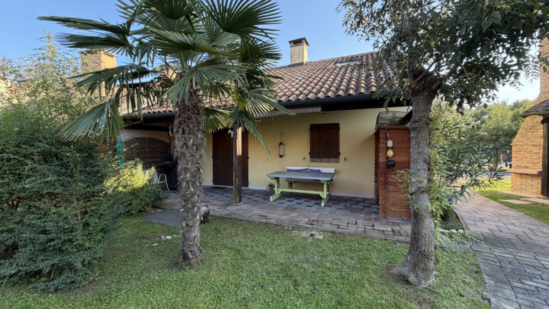 Casa a schiera di testa in vendita a Porto Levante, immersa nell’elegante contesto di un residenc...