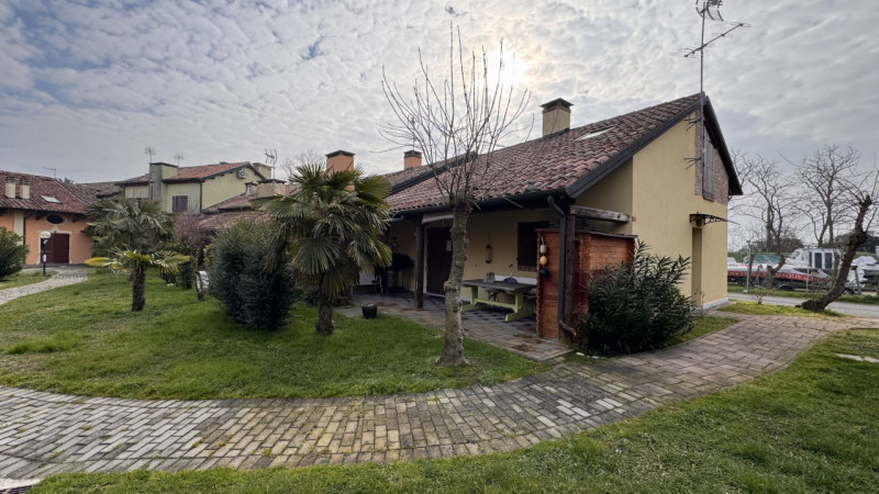 Casa a schiera di testa in vendita a Porto Levante, immersa nell’elegante contesto di un residenc...