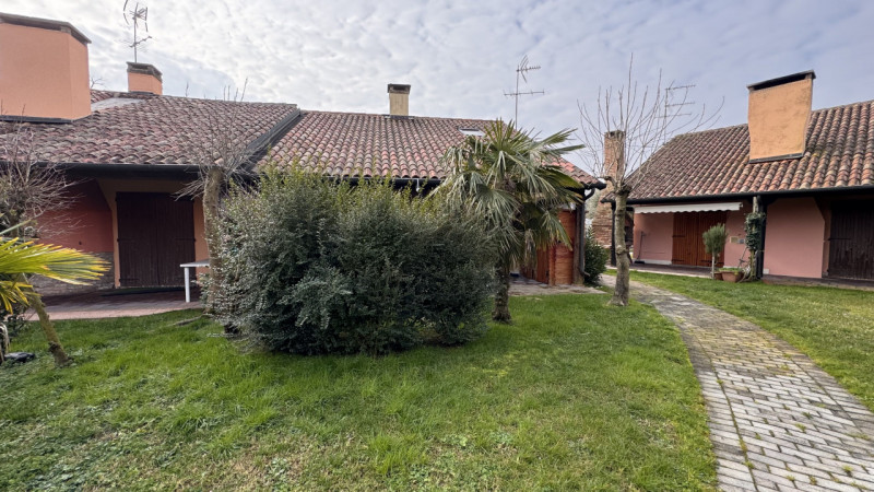 Casa a schiera di testa in vendita a Porto Levante, immersa nell’elegante contesto di un residenc...