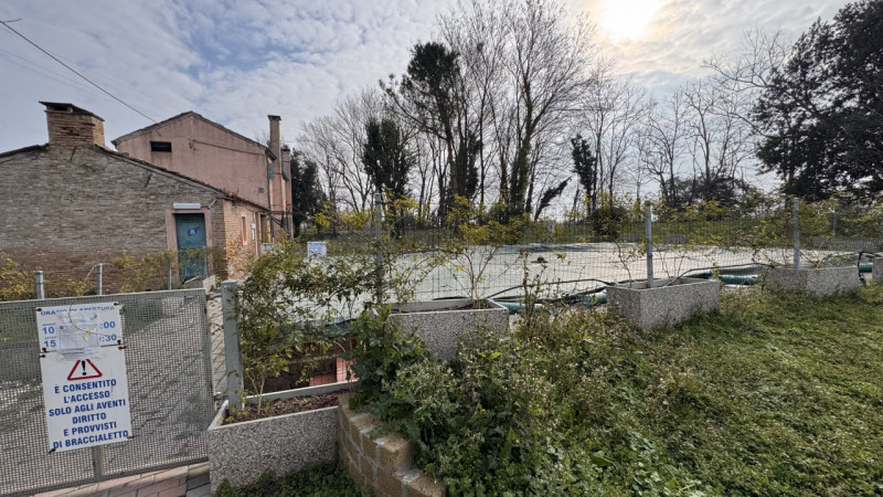 Casa a schiera di testa in vendita a Porto Levante, immersa nell’elegante contesto di un residenc...