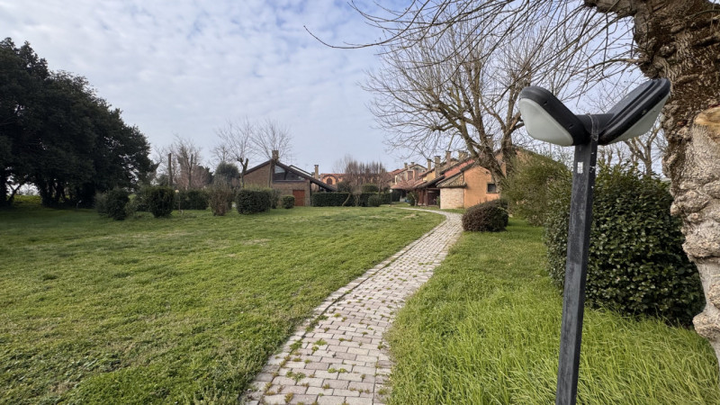 Casa a schiera di testa in vendita a Porto Levante, immersa nell’elegante contesto di un residenc...