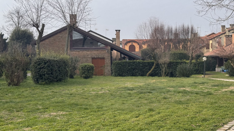 Casa a schiera di testa in vendita a Porto Levante, immersa nell’elegante contesto di un residenc...