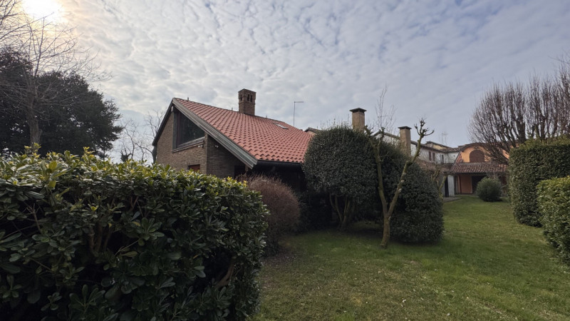 Casa a schiera di testa in vendita a Porto Levante, immersa nell’elegante contesto di un residenc...