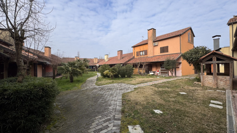 Casa a schiera di testa in vendita a Porto Levante, immersa nell’elegante contesto di un residenc...