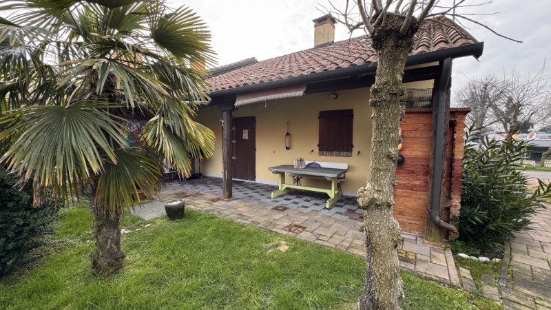 Casa a schiera di testa in vendita a Porto Levante, immersa nell’elegante contesto di un residenc...