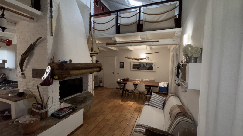 Casa a schiera di testa in vendita a Porto Levante, immersa nell’elegante contesto di un residenc...