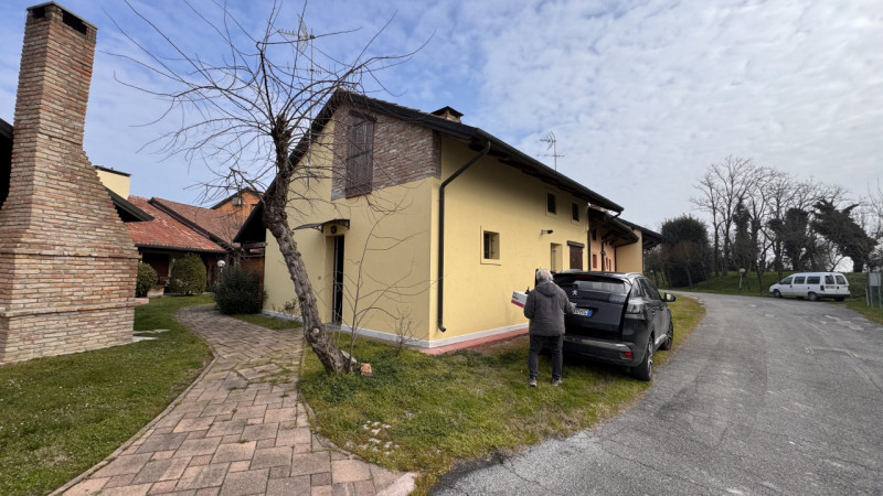 Casa a schiera di testa in vendita a Porto Levante, immersa nell’elegante contesto di un residenc...