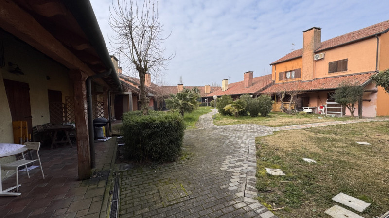 Casa a schiera di testa in vendita a Porto Levante, immersa nell’elegante contesto di un residenc...