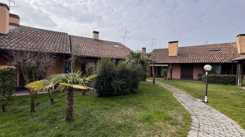 Casa a schiera di testa in vendita a Porto Levante, immersa nell’elegante contesto di un residenc...