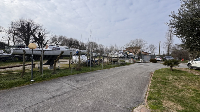 Casa a schiera di testa in vendita a Porto Levante, immersa nell’elegante contesto di un residenc...