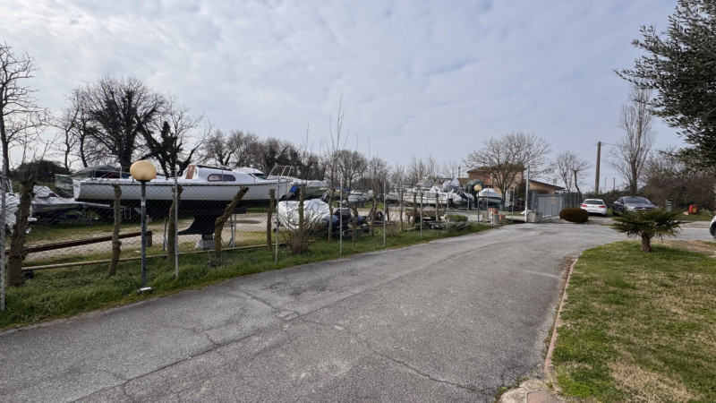 Casa a schiera di testa in vendita a Porto Levante, immersa nell’elegante contesto di un residenc...