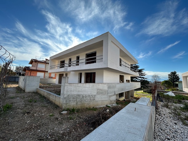 SANTORSO: in posizione panoramica, bellissima BIFAMILIARE dalle ampie metrature completamente ind...
