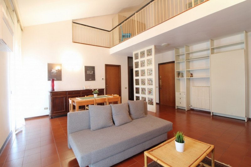 Scopri questo splendido appartamento duplex situato nel centro storico di Monselice, una delle ge...