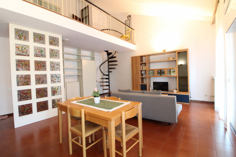 Scopri questo splendido appartamento duplex situato nel centro storico di Monselice, una delle ge...