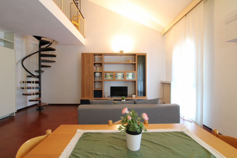 Scopri questo splendido appartamento duplex situato nel centro storico di Monselice, una delle ge...