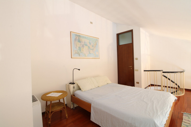 Scopri questo splendido appartamento duplex situato nel centro storico di Monselice, una delle ge...