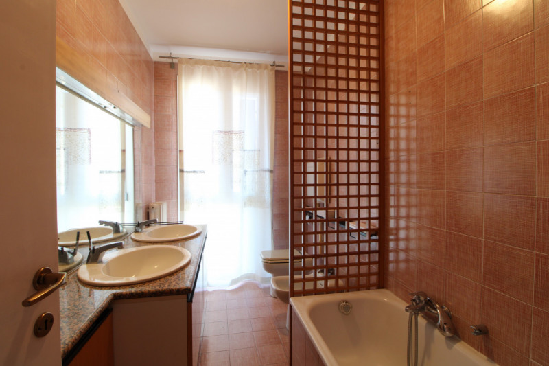 Scopri questo splendido appartamento duplex situato nel centro storico di Monselice, una delle ge...