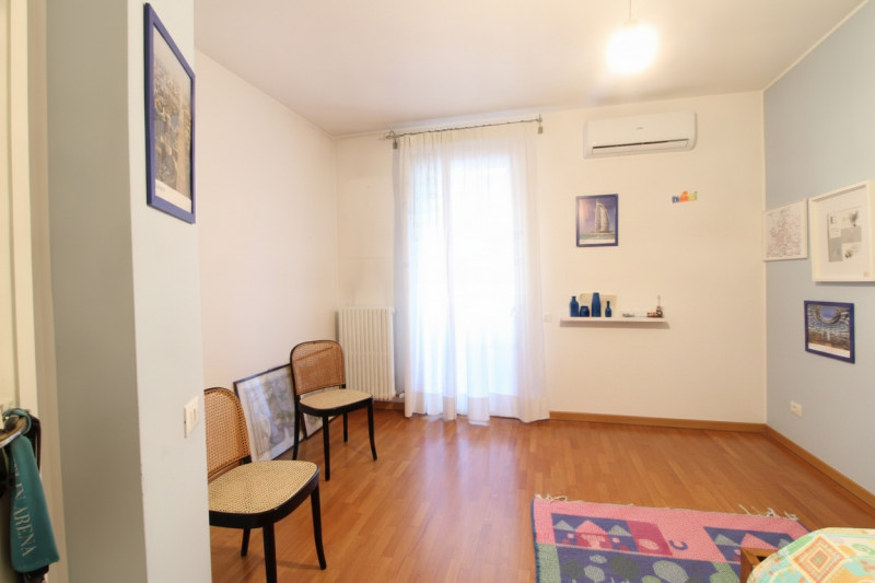 Scopri questo splendido appartamento duplex situato nel centro storico di Monselice, una delle ge...
