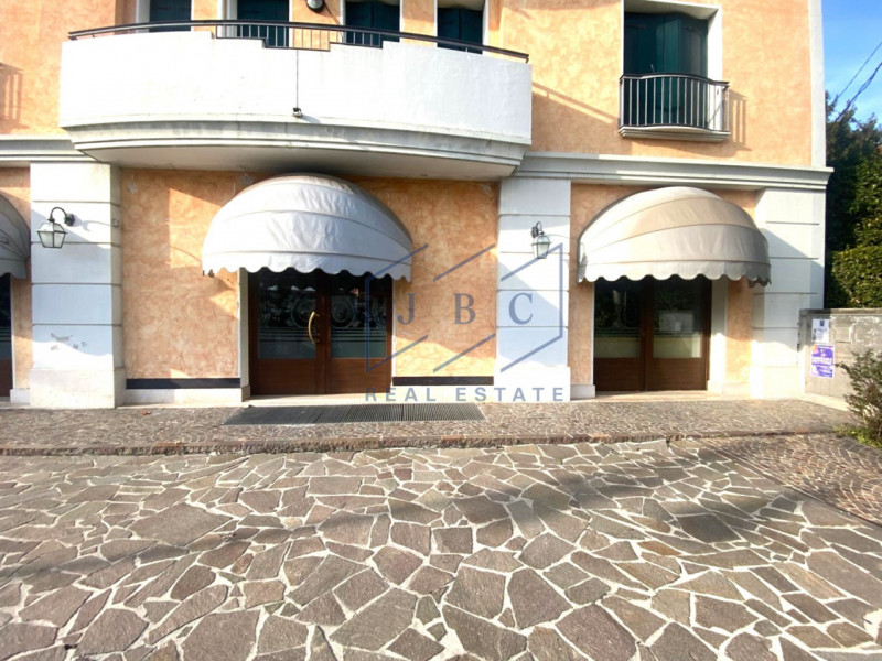 Cessalto (TV) 
Situato nel cuore del centro di Cessalto, proponiamo in vendita un ampio locale co...