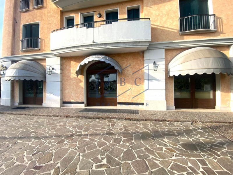 Cessalto (TV) 
Situato nel cuore del centro di Cessalto, proponiamo in vendita un ampio locale co...
