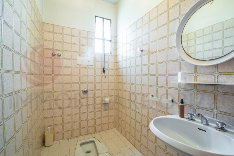 ALBIGNASEGO San Tommaso vendesi ampia proprietà composta da abitazione, capannoni e uno scoperto ...