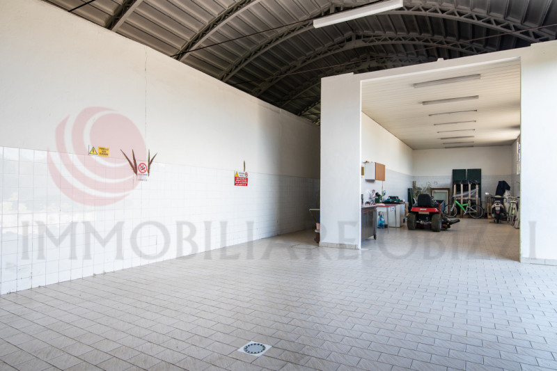 ALBIGNASEGO San Tommaso vendesi ampia proprietà composta da abitazione, capannoni e uno scoperto ...