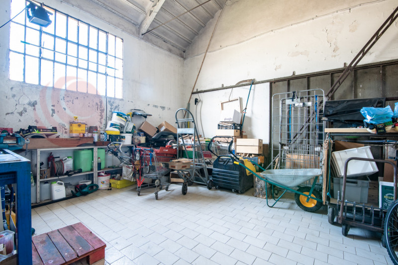 ALBIGNASEGO San Tommaso vendesi ampia proprietà composta da abitazione, capannoni e uno scoperto ...