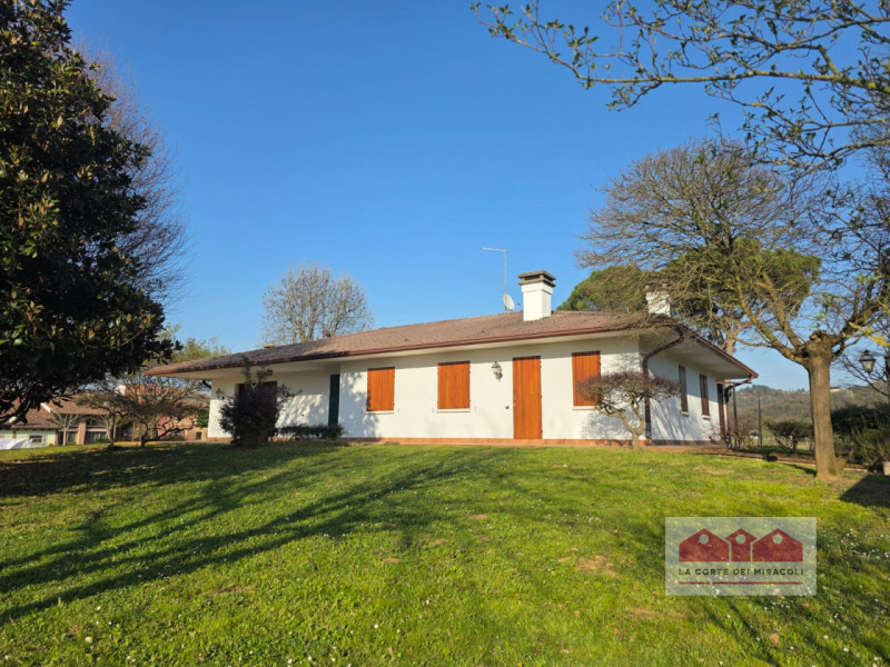 SANT'AGOSTINO: IN ZONA INTERNA VERDE SINGOLA SU LOTTO DI 6.000 MQ. ANNI '80 RISTRUTTURATA TRA IL ...