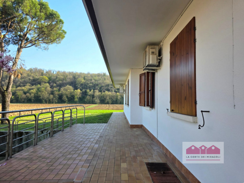 SANT'AGOSTINO: IN ZONA INTERNA VERDE SINGOLA SU LOTTO DI 6.000 MQ. ANNI '80 RISTRUTTURATA TRA IL ...