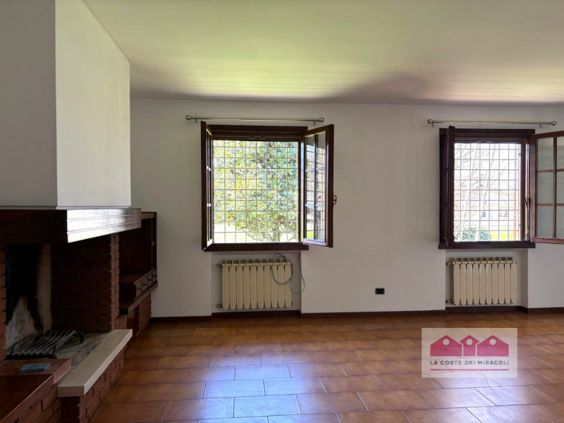 SANT'AGOSTINO: IN ZONA INTERNA VERDE SINGOLA SU LOTTO DI 6.000 MQ. ANNI '80 RISTRUTTURATA TRA IL ...