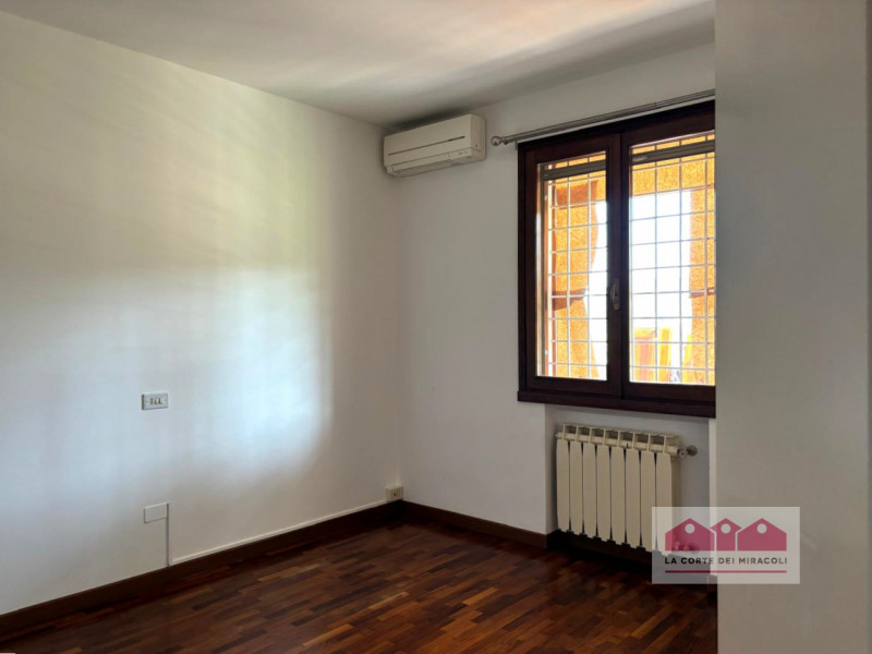 SANT'AGOSTINO: IN ZONA INTERNA VERDE SINGOLA SU LOTTO DI 6.000 MQ. ANNI '80 RISTRUTTURATA TRA IL ...