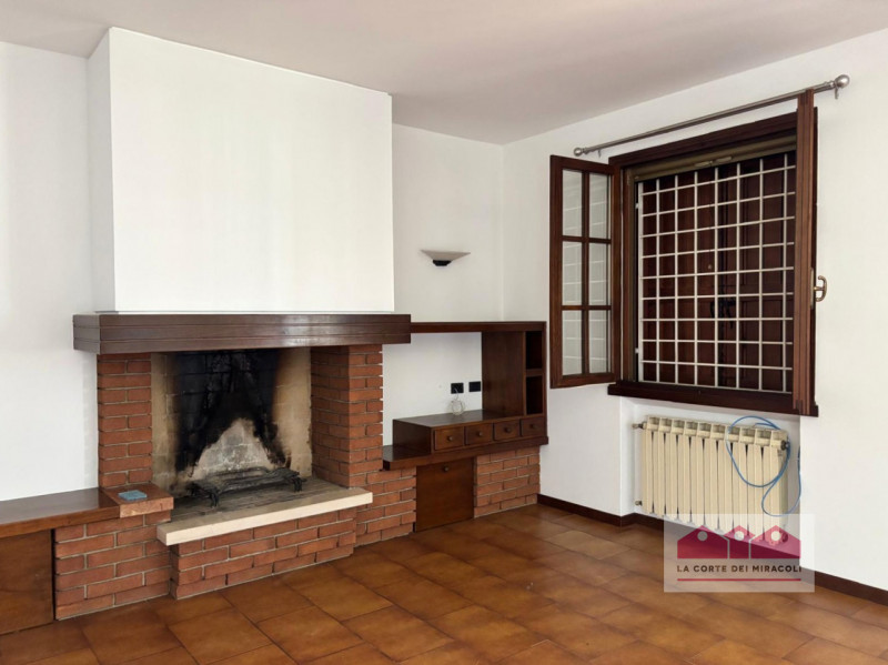 SANT'AGOSTINO: IN ZONA INTERNA VERDE SINGOLA SU LOTTO DI 6.000 MQ. ANNI '80 RISTRUTTURATA TRA IL ...